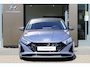 Hyundai i20 1.0 T-GDI Premium Automaat | Trekhaak | 17'' velgen | Parkeersensoren | Climate controle | Cruise control | Draadloos laden | Keyless entry | Privacy glass