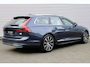 Volvo V90 T6 Plug-in hybrid AWD Ultimate Bright | SOH-waarde 95% | Trekhaak met semi elektrisch inklapbare kogel | Nappa Lederenbekleding | Stoelmassage | Longe Range | Dealeronderhouden | Parkeersensoren voor + achter | Google Infotainment | Stoelverwarming | Parkeercamera | Panoramadak |