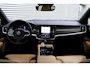 Volvo V90 T6 Plug-in hybrid AWD Ultimate Bright | SOH-waarde 95% | Trekhaak met semi elektrisch inklapbare kogel | Nappa Lederenbekleding | Stoelmassage | Longe Range | Dealeronderhouden | Parkeersensoren voor + achter | Google Infotainment | Stoelverwarming | Parkeercamera | Panoramadak |