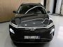 Hyundai Kona Electric EV 64 kWh SOH 100% NavI | Warmtepomp | Stoel & Stuur verwarming | 17" | ACC | 100 % elk jaar Dealer onderhouden!