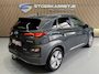 Hyundai Kona Electric EV 64 kWh SOH 100% NavI | Warmtepomp | Stoel & Stuur verwarming | 17" | ACC | 100 % elk jaar Dealer onderhouden!