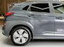 Hyundai Kona Electric EV 64 kWh SOH 100% NavI | Warmtepomp | Stoel & Stuur verwarming | 17" | ACC | 100 % elk jaar Dealer onderhouden!