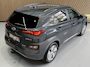 Hyundai Kona Electric EV 64 kWh SOH 100% NavI | Warmtepomp | Stoel & Stuur verwarming | 17" | ACC | 100 % elk jaar Dealer onderhouden!