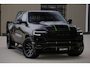 Dodge Ram LIMITED 5.7 V8 HEMI | TOP STAAT | €59950,- excl | BOM VOL | HUD | LUCHTVERING | STRIPING | BREDE WIELEN | OPEN UITLAAT KLEP | ADAPTIVE | PANO | DC | CREW CAB | DUBBELE CABINE | 5 PERSOONS |