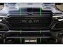 Dodge Ram LIMITED 5.7 V8 HEMI | TOP STAAT | €59950,- excl | BOM VOL | HUD | LUCHTVERING | STRIPING | BREDE WIELEN | OPEN UITLAAT KLEP | ADAPTIVE | PANO | DC | CREW CAB | DUBBELE CABINE | 5 PERSOONS |