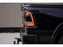 Dodge Ram LIMITED 5.7 V8 HEMI | TOP STAAT | €59950,- excl | BOM VOL | HUD | LUCHTVERING | STRIPING | BREDE WIELEN | OPEN UITLAAT KLEP | ADAPTIVE | PANO | DC | CREW CAB | DUBBELE CABINE | 5 PERSOONS |