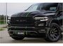 Dodge Ram LIMITED 5.7 V8 HEMI | TOP STAAT | €59950,- excl | BOM VOL | HUD | LUCHTVERING | STRIPING | BREDE WIELEN | OPEN UITLAAT KLEP | ADAPTIVE | PANO | DC | CREW CAB | DUBBELE CABINE | 5 PERSOONS |