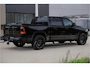 Dodge Ram LIMITED 5.7 V8 HEMI | TOP STAAT | €59950,- excl | BOM VOL | HUD | LUCHTVERING | STRIPING | BREDE WIELEN | OPEN UITLAAT KLEP | ADAPTIVE | PANO | DC | CREW CAB | DUBBELE CABINE | 5 PERSOONS |