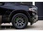 Dodge Ram LIMITED 5.7 V8 HEMI | TOP STAAT | €59950,- excl | BOM VOL | HUD | LUCHTVERING | STRIPING | BREDE WIELEN | OPEN UITLAAT KLEP | ADAPTIVE | PANO | DC | CREW CAB | DUBBELE CABINE | 5 PERSOONS |