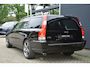 Volvo V70 2.4 T5 Summum | 18 inch Graphite R Wielen | Fullmap Navigatie | Elektrisch schuif-/kanteldak | Elektrisch verstelbare voorstoel + memory | Parkeersensoren voor en achter | Climate Control | Cruise Control | 3 CD-Wisselaar