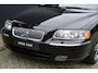 Volvo V70 2.4 T5 Summum | 18 inch Graphite R Wielen | Fullmap Navigatie | Elektrisch schuif-/kanteldak | Elektrisch verstelbare voorstoel + memory | Parkeersensoren voor en achter | Climate Control | Cruise Control | 3 CD-Wisselaar