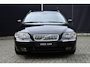 Volvo V70 2.4 T5 Summum | 18 inch Graphite R Wielen | Fullmap Navigatie | Elektrisch schuif-/kanteldak | Elektrisch verstelbare voorstoel + memory | Parkeersensoren voor en achter | Climate Control | Cruise Control | 3 CD-Wisselaar