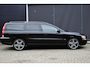 Volvo V70 2.4 T5 Summum | 18 inch Graphite R Wielen | Fullmap Navigatie | Elektrisch schuif-/kanteldak | Elektrisch verstelbare voorstoel + memory | Parkeersensoren voor en achter | Climate Control | Cruise Control | 3 CD-Wisselaar