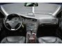 Volvo V70 2.4 T5 Summum | 18 inch Graphite R Wielen | Fullmap Navigatie | Elektrisch schuif-/kanteldak | Elektrisch verstelbare voorstoel + memory | Parkeersensoren voor en achter | Climate Control | Cruise Control | 3 CD-Wisselaar