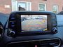 Hyundai Kona 1.0T Comfort. Dealer onderhouden. O.a. carplay, cruise, camera, etc. Prijs inclusief garantie en onderhoud.