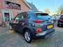 Hyundai Kona 1.0T Comfort. Dealer onderhouden. O.a. carplay, cruise, camera, etc. Prijs inclusief garantie en onderhoud.