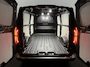 Ford E-Transit Custom 320 L2H1 Limited 65 kWh met o.a. een elektrisch wegklapbare trekhaak, een achteruitrijcamera, dodehoekdetectie en 17 inch lichtmetalen velgen
