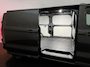Ford E-Transit Custom 320 L2H1 Limited 65 kWh met o.a. een elektrisch wegklapbare trekhaak, een achteruitrijcamera, dodehoekdetectie en 17 inch lichtmetalen velgen