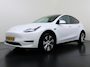 Tesla Model Y RWD 300PK LFP SOH 90% Trekhaak Warmtepomp Leder Camera's Elek.Stoelen+Memory Google®-Navi Panoramadak Stoel+Stuurverwarming Privacy Glas Lmv 19" Led Draadloos Tel. Laden Isofix AMD Ryzen™ Premium Audio 1.600KG Trekgewicht 1e Eigenaar Origineel Nederlandse Auto