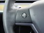 Tesla Model Y RWD 300PK LFP SOH 90% Trekhaak Warmtepomp Leder Camera's Elek.Stoelen+Memory Google®-Navi Panoramadak Stoel+Stuurverwarming Privacy Glas Lmv 19" Led Draadloos Tel. Laden Isofix AMD Ryzen™ Premium Audio 1.600KG Trekgewicht 1e Eigenaar Origineel Nederlandse Auto