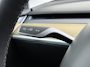 Tesla Model Y RWD 300PK LFP SOH 90% Trekhaak Warmtepomp Leder Camera's Elek.Stoelen+Memory Google®-Navi Panoramadak Stoel+Stuurverwarming Privacy Glas Lmv 19" Led Draadloos Tel. Laden Isofix AMD Ryzen™ Premium Audio 1.600KG Trekgewicht 1e Eigenaar Origineel Nederlandse Auto