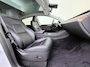 Tesla Model Y RWD 300PK LFP SOH 90% Trekhaak Warmtepomp Leder Camera's Elek.Stoelen+Memory Google®-Navi Panoramadak Stoel+Stuurverwarming Privacy Glas Lmv 19" Led Draadloos Tel. Laden Isofix AMD Ryzen™ Premium Audio 1.600KG Trekgewicht 1e Eigenaar Origineel Nederlandse Auto