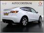 Tesla Model Y RWD 300PK LFP SOH 90% Trekhaak Warmtepomp Leder Camera's Elek.Stoelen+Memory Google®-Navi Panoramadak Stoel+Stuurverwarming Privacy Glas Lmv 19" Led Draadloos Tel. Laden Isofix AMD Ryzen™ Premium Audio 1.600KG Trekgewicht 1e Eigenaar Origineel Nederlandse Auto