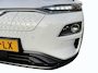 Hyundai Kona Electric EV Limited Sky 64 kWh | Zeer compleet | 99% SOH | Open dak | Lederen bekleding | Trekhaak | Stoel verwarming & koeling | Stuurverwarming |