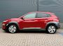 Hyundai Kona Electric EV Premium 64 kWh / 64 kWh accupakket / Volledig elektrisch / Actieradius tot 449 km WLTP / Premium uitvoering / Warmtepomp / Head-up display / Lederen bekleding / Elektrisch verstelbare stoelen / Stoelverwarming en stoelventilatie / Stuurwielverwarming / Adaptieve cruise control / Krell premium audiosysteem / Navigatiesysteem / Achteruitrijcamera / Parkeersensoren voor en achter / Dodehoekdetectie / Apple CarPlay & Android Auto / Keyless entry & start / LED-verlichting