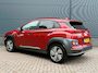 Hyundai Kona Electric EV Premium 64 kWh / 64 kWh accupakket / Volledig elektrisch / Actieradius tot 449 km WLTP / Premium uitvoering / Warmtepomp / Head-up display / Lederen bekleding / Elektrisch verstelbare stoelen / Stoelverwarming en stoelventilatie / Stuurwielverwarming / Adaptieve cruise control / Krell premium audiosysteem / Navigatiesysteem / Achteruitrijcamera / Parkeersensoren voor en achter / Dodehoekdetectie / Apple CarPlay & Android Auto / Keyless entry & start / LED-verlichting