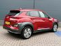 Hyundai Kona Electric EV Premium 64 kWh / 64 kWh accupakket / Volledig elektrisch / Actieradius tot 449 km WLTP / Premium uitvoering / Warmtepomp / Head-up display / Lederen bekleding / Elektrisch verstelbare stoelen / Stoelverwarming en stoelventilatie / Stuurwielverwarming / Adaptieve cruise control / Krell premium audiosysteem / Navigatiesysteem / Achteruitrijcamera / Parkeersensoren voor en achter / Dodehoekdetectie / Apple CarPlay & Android Auto / Keyless entry & start / LED-verlichting
