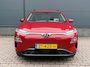 Hyundai Kona Electric EV Premium 64 kWh / 64 kWh accupakket / Volledig elektrisch / Actieradius tot 449 km WLTP / Premium uitvoering / Warmtepomp / Head-up display / Lederen bekleding / Elektrisch verstelbare stoelen / Stoelverwarming en stoelventilatie / Stuurwielverwarming / Adaptieve cruise control / Krell premium audiosysteem / Navigatiesysteem / Achteruitrijcamera / Parkeersensoren voor en achter / Dodehoekdetectie / Apple CarPlay & Android Auto / Keyless entry & start / LED-verlichting