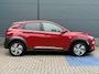 Hyundai Kona Electric EV Premium 64 kWh / 64 kWh accupakket / Volledig elektrisch / Actieradius tot 449 km WLTP / Premium uitvoering / Warmtepomp / Head-up display / Lederen bekleding / Elektrisch verstelbare stoelen / Stoelverwarming en stoelventilatie / Stuurwielverwarming / Adaptieve cruise control / Krell premium audiosysteem / Navigatiesysteem / Achteruitrijcamera / Parkeersensoren voor en achter / Dodehoekdetectie / Apple CarPlay & Android Auto / Keyless entry & start / LED-verlichting