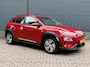 Hyundai Kona Electric EV Premium 64 kWh / 64 kWh accupakket / Volledig elektrisch / Actieradius tot 449 km WLTP / Premium uitvoering / Warmtepomp / Head-up display / Lederen bekleding / Elektrisch verstelbare stoelen / Stoelverwarming en stoelventilatie / Stuurwielverwarming / Adaptieve cruise control / Krell premium audiosysteem / Navigatiesysteem / Achteruitrijcamera / Parkeersensoren voor en achter / Dodehoekdetectie / Apple CarPlay & Android Auto / Keyless entry & start / LED-verlichting