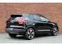 Volvo EX40 Single Motor Extended Range Plus 82 kWh | DEMO DEAL | Harman Kardon Geluidsinstallatie | Adaptieve cruise control | Stoelen voor verwarmbaar | Stuurwiel verwarmbaar | 360 graden camera | Pilot assist | Keyless entry | 19'' Lichtmetalen velgen | Extra getint glas achter