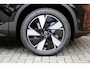 Volvo EX40 Single Motor Extended Range Plus 82 kWh | DEMO DEAL | Harman Kardon Geluidsinstallatie | Adaptieve cruise control | Stoelen voor verwarmbaar | Stuurwiel verwarmbaar | 360 graden camera | Pilot assist | Keyless entry | 19'' Lichtmetalen velgen | Extra getint glas achter