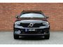 Volvo EX40 Single Motor Extended Range Plus 82 kWh | DEMO DEAL | Harman Kardon Geluidsinstallatie | Adaptieve cruise control | Stoelen voor verwarmbaar | Stuurwiel verwarmbaar | 360 graden camera | Pilot assist | Keyless entry | 19'' Lichtmetalen velgen | Extra getint glas achter