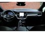 Volvo V60 2.0 T6 Plug-in hybrid AWD Ultra Dark | Panoramisch schuif-/kanteldak | 360 graden camera | Elektrische voorstoelen met geheugenfunctie | Head up display | Harman Kardon | Stoel-/ stuurwielverwarming | Verwarmde achterbank | Extra getint glas | 19 inch. lichtmetalen velgen | Pilot assist