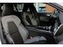 Volvo V60 2.0 T6 Plug-in hybrid AWD Ultra Dark | Panoramisch schuif-/kanteldak | 360 graden camera | Elektrische voorstoelen met geheugenfunctie | Head up display | Harman Kardon | Stoel-/ stuurwielverwarming | Verwarmde achterbank | Extra getint glas | 19 inch. lichtmetalen velgen | Pilot assist