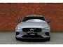Volvo V60 2.0 T6 Plug-in hybrid AWD Ultra Dark | Panoramisch schuif-/kanteldak | 360 graden camera | Elektrische voorstoelen met geheugenfunctie | Head up display | Harman Kardon | Stoel-/ stuurwielverwarming | Verwarmde achterbank | Extra getint glas | 19 inch. lichtmetalen velgen | Pilot assist