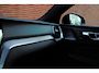 Volvo V60 2.0 T6 Plug-in hybrid AWD Ultra Dark | Panoramisch schuif-/kanteldak | 360 graden camera | Elektrische voorstoelen met geheugenfunctie | Head up display | Harman Kardon | Stoel-/ stuurwielverwarming | Verwarmde achterbank | Extra getint glas | 19 inch. lichtmetalen velgen | Pilot assist