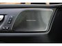 Volvo V60 2.0 T6 Plug-in hybrid AWD Ultra Dark | Panoramisch schuif-/kanteldak | 360 graden camera | Elektrische voorstoelen met geheugenfunctie | Head up display | Harman Kardon | Stoel-/ stuurwielverwarming | Verwarmde achterbank | Extra getint glas | 19 inch. lichtmetalen velgen | Pilot assist