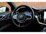 Volvo V60 2.0 T6 Plug-in hybrid AWD Ultra Dark | Panoramisch schuif-/kanteldak | 360 graden camera | Elektrische voorstoelen met geheugenfunctie | Head up display | Harman Kardon | Stoel-/ stuurwielverwarming | Verwarmde achterbank | Extra getint glas | 19 inch. lichtmetalen velgen | Pilot assist