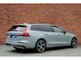Volvo V60 2.0 T6 Plug-in hybrid AWD Ultra Dark | Panoramisch schuif-/kanteldak | 360 graden camera | Elektrische voorstoelen met geheugenfunctie | Head up display | Harman Kardon | Stoel-/ stuurwielverwarming | Verwarmde achterbank | Extra getint glas | 19 inch. lichtmetalen velgen | Pilot assist