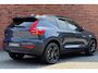 Volvo EX40 Single Motor Plus Black Edition Europa 70 kWh | DEMO DEAL | Trekhaak | Panoramadak met schuif-/kantelfunctie | 360 graden camera | Elektrisch bedienbare voorstoelen met geheugenfunctie | Stoel-/stuurwielverwarming | Dak hoogglans zwart | Extra getint glas achter | Harman Kardon | 20 inch. lichtmetalen velgen | Pilot assist | Adaptieve cruise control |
