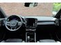 Volvo EX40 Single Motor Plus Black Edition Europa 70 kWh | DEMO DEAL | Trekhaak | Panoramadak met schuif-/kantelfunctie | 360 graden camera | Elektrisch bedienbare voorstoelen met geheugenfunctie | Stoel-/stuurwielverwarming | Dak hoogglans zwart | Extra getint glas achter | Harman Kardon | 20 inch. lichtmetalen velgen | Pilot assist | Adaptieve cruise control |