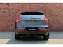 Volvo EX40 Single Motor Plus Black Edition Europa 70 kWh | DEMO DEAL | Trekhaak | Panoramadak met schuif-/kantelfunctie | 360 graden camera | Elektrisch bedienbare voorstoelen met geheugenfunctie | Stoel-/stuurwielverwarming | Dak hoogglans zwart | Extra getint glas achter | Harman Kardon | 20 inch. lichtmetalen velgen | Pilot assist | Adaptieve cruise control |