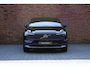 Volvo EX30 Cross Country P5 Long Range Ultra Europa 69 kWh | Panoramadak | 360 graden camera | Elektrisch verstelbare voorstoelen | Stoel-/ stuurwielverwarming | Harman Kardon | Extra getint glas | Keyless entry | 19 inch. lichtmetalen velgen | Dak in contrasterende kleur | Warmtepomp | Vehicle to load | Volvo Guard | Adaptieve cruise control | BLIS