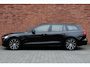 Volvo V60 T8 Plug-in hybrid AWD Plus Dark | Panoramadak | Trekhaak | Verwarmbare voorstoelen, achterbank en stuurwiel | 360 graden camera | Head-up display | Premium audio by Harman Kardon | Keyless
