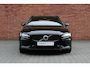 Volvo V60 T8 Plug-in hybrid AWD Plus Dark | Panoramadak | Trekhaak | Verwarmbare voorstoelen, achterbank en stuurwiel | 360 graden camera | Head-up display | Premium audio by Harman Kardon | Keyless